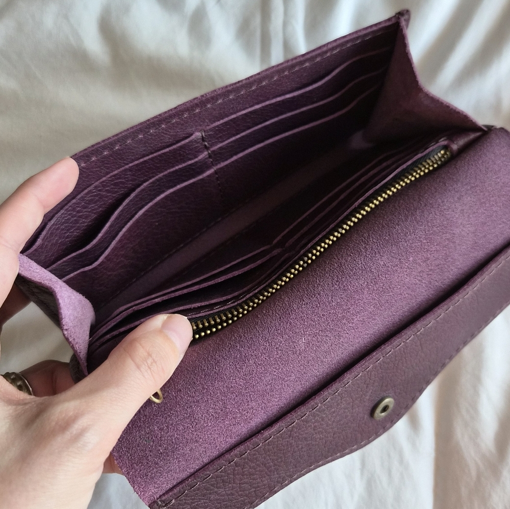Portland Leather plum large Bozeman wallet - Picture 5 of 8